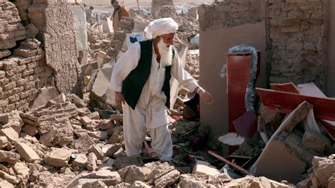 Earthquakes kill over 2,000 in Afghanistan. People are freeing the dead and injured with their hands